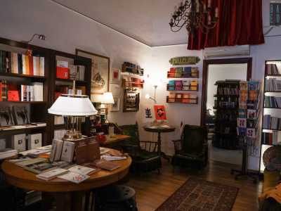 A dominare � la luce soffusa delle numerose lampade...